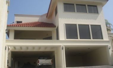 Residencia Exclusiva con Amplio Jardín, Doble Altura y Acabados de Lujo