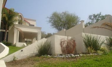 Residencia Exclusiva con Amplio Jardín, Doble Altura y Acabados de Lujo