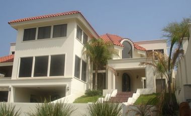 Residencia Exclusiva con Amplio Jardín, Doble Altura y Acabados de Lujo