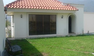 Residencia Exclusiva con Amplio Jardín, Doble Altura y Acabados de Lujo
