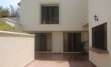 Residencia Exclusiva con Amplio Jardín, Doble Altura y Acabados de Lujo