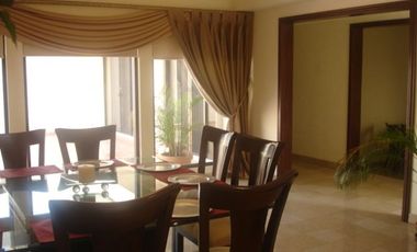 Residencia Exclusiva con Amplio Jardín, Doble Altura y Acabados de Lujo