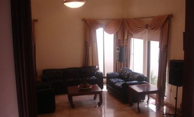 Residencia Exclusiva con Amplio Jardín, Doble Altura y Acabados de Lujo