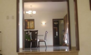 Residencia Exclusiva con Amplio Jardín, Doble Altura y Acabados de Lujo
