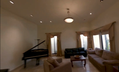 Residencia Exclusiva con Amplio Jardín, Doble Altura y Acabados de Lujo