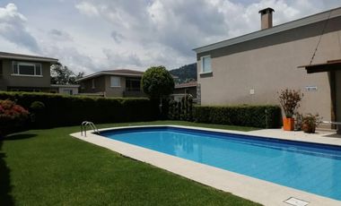 Casa en Venta en Tumbaco en Conjunto Privado | 3 Dormitorios, Jardín, BBQ y Piscina – Oportunidad