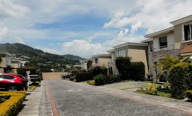 Casa en Venta en Tumbaco en Conjunto Privado | 3 Dormitorios, Jardín, BBQ y Piscina – Oportunidad