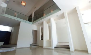 CASA DE 4 RECAMARAS CON ALBERCA EN RENTA EN COL. MIAMI