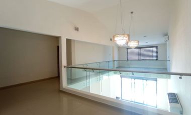 CASA DE 4 RECAMARAS CON ALBERCA EN RENTA EN COL. MIAMI