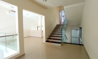 CASA DE 4 RECAMARAS CON ALBERCA EN RENTA EN COL. MIAMI