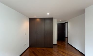 Apartamento en Quito en Venta, Dpto Bloque A, 3 Bodegas Y 8 Parqueos en Conjunto Bosque Real II Calle José Raygada N45-500 y Av. Mariscal Sucre
