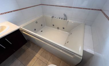 Apartamento en Quito en Venta, Dpto Bloque A, 3 Bodegas Y 8 Parqueos en Conjunto Bosque Real II Calle José Raygada N45-500 y Av. Mariscal Sucre