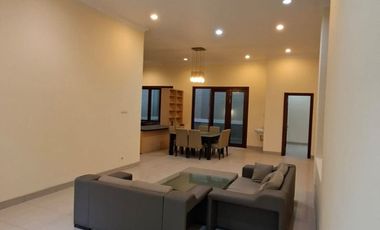 Rumah Besar dan Luas Terawat di Tengah Kota Makassar