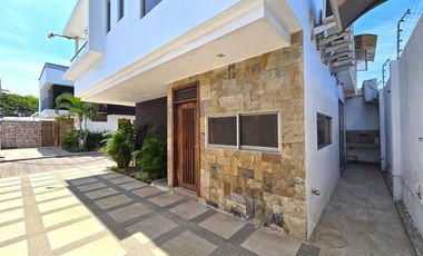 Alquiler de Casa Moderna, 2 Pisos y 3 Dorm. - Conjunto Cerrado Terranova, Salinas, Santa Elena