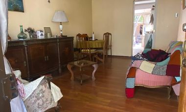 Se Vende casa en los Alerces Ñuñoa , 2 dormitorios 1 baño, 4 estacionamientos $ 250.000.000