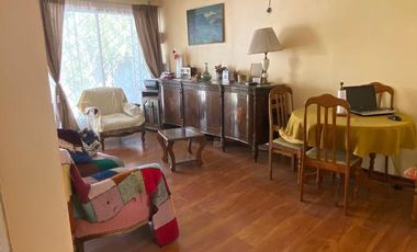 Se Vende casa en los Alerces Ñuñoa , 2 dormitorios 1 baño, 4 estacionamientos $ 250.000.000