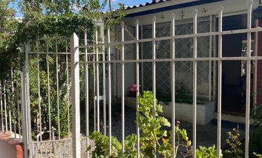 Se Vende casa en los Alerces Ñuñoa , 2 dormitorios 1 baño, 4 estacionamientos $ 250.000.000