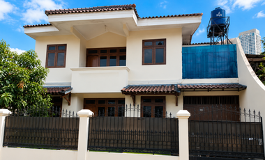 Rumah Besar 2 Lantai Semi Furnished Bebas Banjir di Tanjung Duren