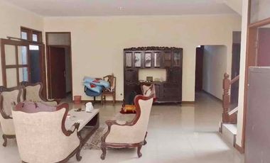 Rumah Besar 2 Lantai Semi Furnished Bebas Banjir di Tanjung Duren