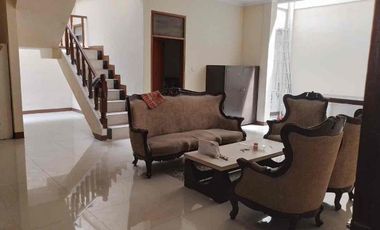 Rumah Besar 2 Lantai Semi Furnished Bebas Banjir di Tanjung Duren