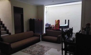 Rumah Besar 2 Lantai Semi Furnished Bebas Banjir di Tanjung Duren