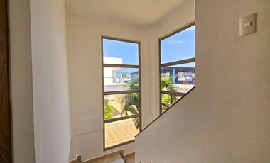 Alquiler de Casa Moderna de 2 Pisos y 3 Dormitorios - Conjunto Cerrado Terranova, Salinas, Santa Elena