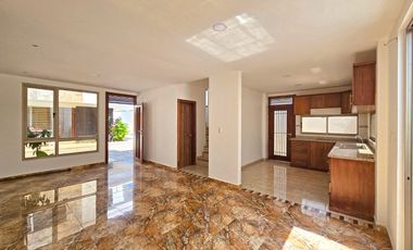 Alquiler de Casa Moderna de 2 Pisos y 3 Dormitorios - Conjunto Cerrado Terranova, Salinas, Santa Elena