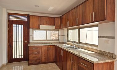 Alquiler de Casa Moderna de 2 Pisos y 3 Dormitorios - Conjunto Cerrado Terranova, Salinas, Santa Elena