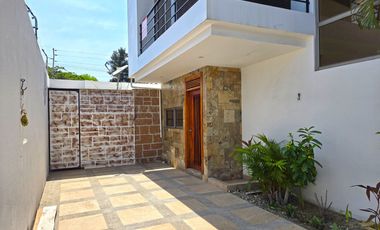 Alquiler de Casa Moderna de 2 Pisos y 3 Dormitorios - Conjunto Cerrado Terranova, Salinas, Santa Elena