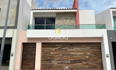 Se RENTA casa AMUEBLADA, ubicada en Privada Portalegre States II, sector La Conquista, Privada con acceso controlado y área común con alberca