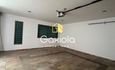 Se RENTA casa AMUEBLADA, ubicada en Privada Portalegre States II, sector La Conquista, Privada con acceso controlado y área común con alberca