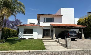 RENTA RESIDENCIA EN EL CAMPANARIO,Doble terreno,4 recamaras c/u con baño,sala TV