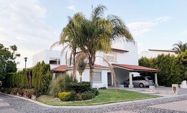 RENTA RESIDENCIA EN EL CAMPANARIO,Doble terreno,4 recamaras c/u con baño,sala TV
