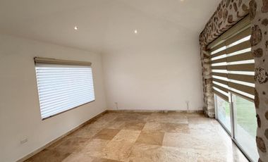 RENTA RESIDENCIA EN EL CAMPANARIO,Doble terreno,4 recamaras c/u con baño,sala TV