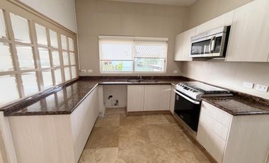 RENTA RESIDENCIA EN EL CAMPANARIO,Doble terreno,4 recamaras c/u con baño,sala TV