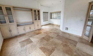 RENTA RESIDENCIA EN EL CAMPANARIO,Doble terreno,4 recamaras c/u con baño,sala TV