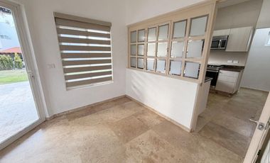 RENTA RESIDENCIA EN EL CAMPANARIO,Doble terreno,4 recamaras c/u con baño,sala TV
