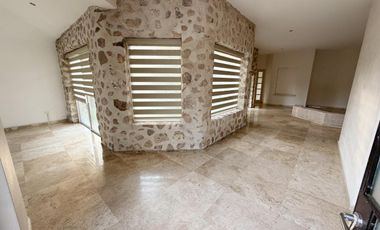 RENTA RESIDENCIA EN EL CAMPANARIO,Doble terreno,4 recamaras c/u con baño,sala TV