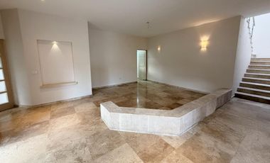 RENTA RESIDENCIA EN EL CAMPANARIO,Doble terreno,4 recamaras c/u con baño,sala TV