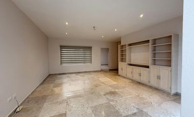 RENTA RESIDENCIA EN EL CAMPANARIO,Doble terreno,4 recamaras c/u con baño,sala TV