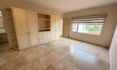 RENTA RESIDENCIA EN EL CAMPANARIO,Doble terreno,4 recamaras c/u con baño,sala TV