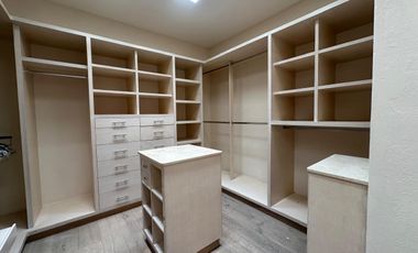 RENTA RESIDENCIA EN EL CAMPANARIO,Doble terreno,4 recamaras c/u con baño,sala TV