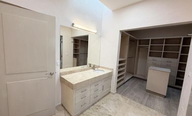 RENTA RESIDENCIA EN EL CAMPANARIO,Doble terreno,4 recamaras c/u con baño,sala TV