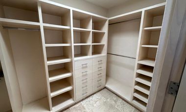 RENTA RESIDENCIA EN EL CAMPANARIO,Doble terreno,4 recamaras c/u con baño,sala TV