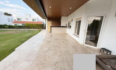 RENTA RESIDENCIA EN EL CAMPANARIO,Doble terreno,4 recamaras c/u con baño,sala TV