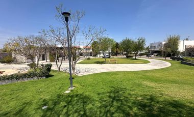 RENTA RESIDENCIA EN EL CAMPANARIO,Doble terreno,4 recamaras c/u con baño,sala TV