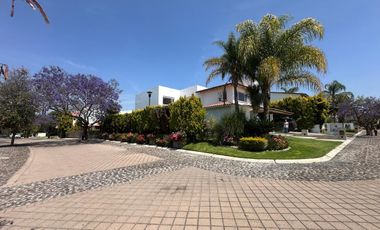 RENTA RESIDENCIA EN EL CAMPANARIO,Doble terreno,4 recamaras c/u con baño,sala TV