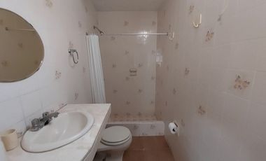 ¿Buscas una casa única y remodelada en una ubicación privilegiada cerca de las embajadas de Rumania y España en San Isidro?