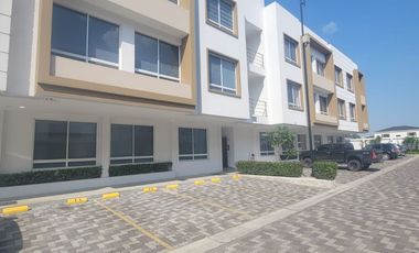 Departamento Semi Amoblado en Venta en San Bernardo III Samborondón | 2 Habitaciones Frente al Área Social