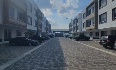 Departamento Semi Amoblado en Venta en San Bernardo III Samborondón | 2 Habitaciones Frente al Área Social